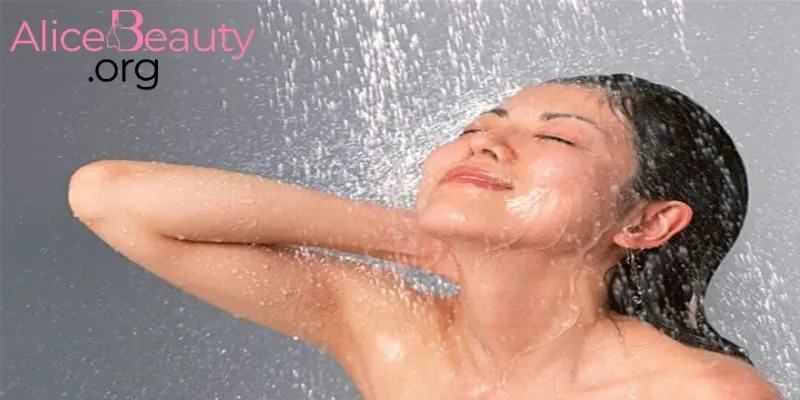 Giữ sạch sẽ là yếu tố sống còn để tránh nhiễm trùng sau khi nhấn mí và bóc mỡ 
