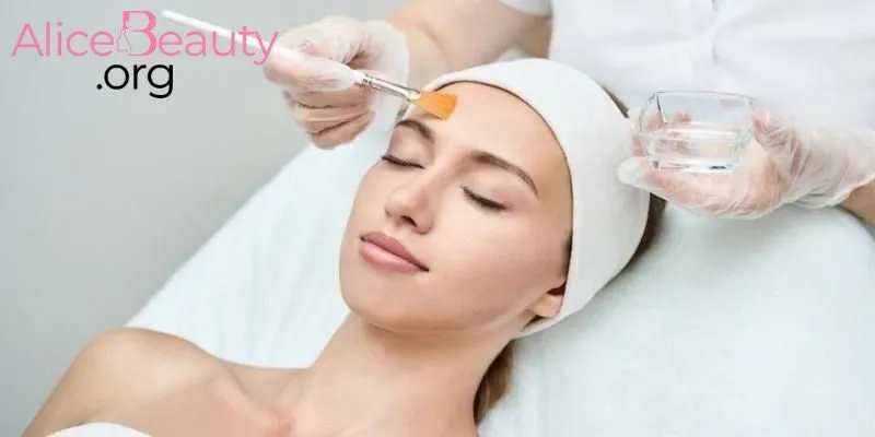 Peeling da là phương pháp sử dụng các hoạt chất để loại bỏ tế bào chết trên bề mặt giúp da sáng mịn hơn
