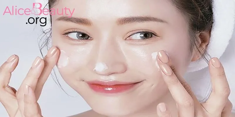 Sử dụng kem dưỡng ẩm không hương liệu để cấp nước cho da sau khi ICE CREAM PEEL